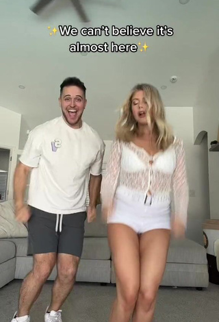 5. Cute Mariah and Bill Shows Cleavage in White Crop Top