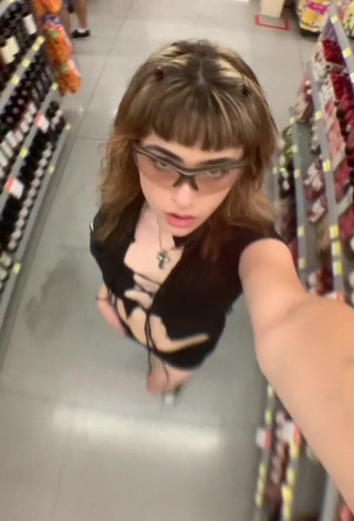 5. Elegant Mariana Cantu Shows Cleavage in Black Crop Top