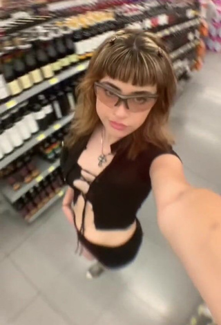 6. Elegant Mariana Cantu Shows Cleavage in Black Crop Top