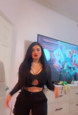 3. Gorgeous Marlene Santana Shows Cleavage in Alluring Black Crop Top