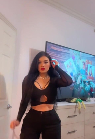 4. Gorgeous Marlene Santana Shows Cleavage in Alluring Black Crop Top