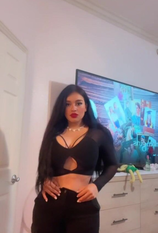 5. Gorgeous Marlene Santana Shows Cleavage in Alluring Black Crop Top