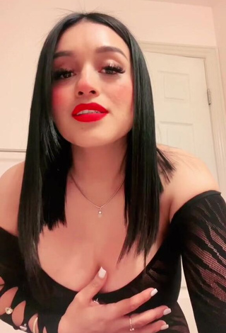 Breathtaking Marlene Santana Shows Cleavage in Black Crop Top