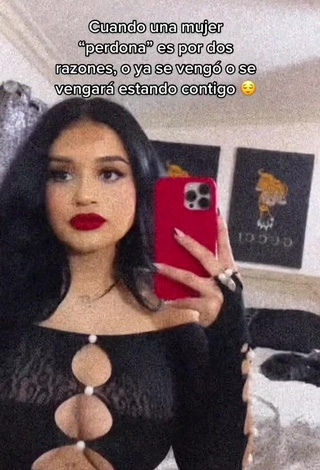 4. Marlene Santana is Showing Cute Cleavage