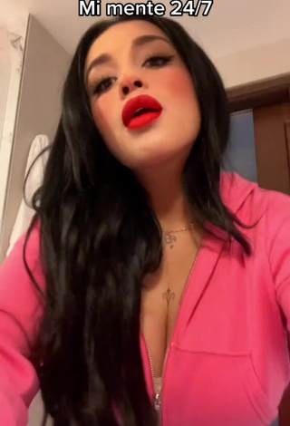 6. Erotic Marlene Santana Shows Cleavage in Peach Crop Top