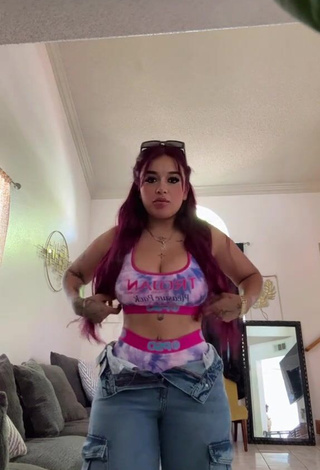 2. Sexy Marlene Santana Shows Cleavage in Sport Bra