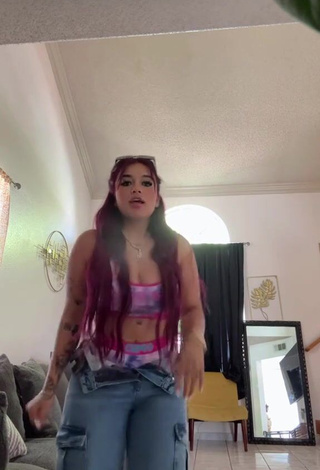 3. Sexy Marlene Santana Shows Cleavage in Sport Bra