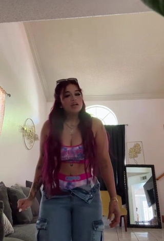 4. Sexy Marlene Santana Shows Cleavage in Sport Bra