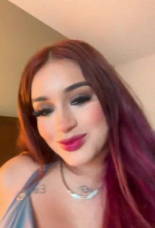 4. Sexy Marlene Santana Shows Cleavage in Crop Top