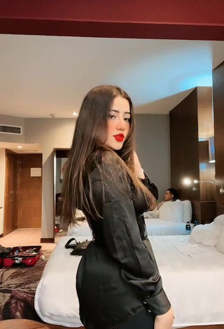 Sexy melipandda Shows Nipples without Brassiere