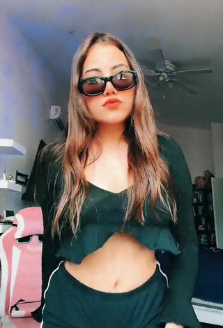 2. Sexy melipandda in Sport Shorts while Twerking