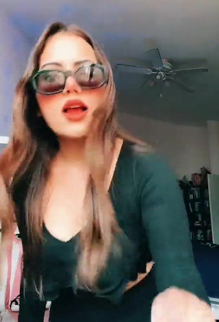 3. Sexy melipandda in Sport Shorts while Twerking