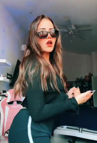 4. Sexy melipandda in Sport Shorts while Twerking