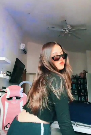5. Sexy melipandda in Sport Shorts while Twerking