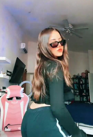 6. Sexy melipandda in Sport Shorts while Twerking