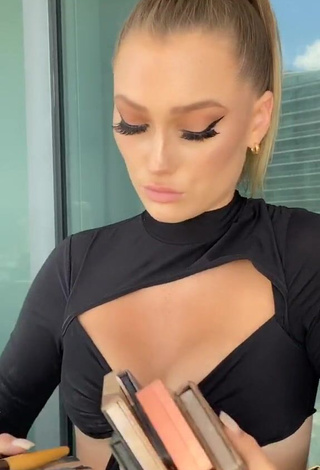 Hottie Meredith Duxbury Shows Cleavage in Black Crop Top