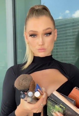 4. Hottie Meredith Duxbury Shows Cleavage in Black Crop Top