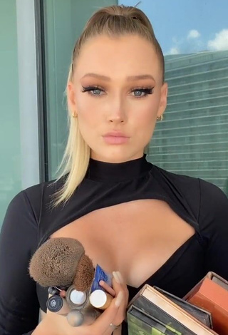 5. Hottie Meredith Duxbury Shows Cleavage in Black Crop Top