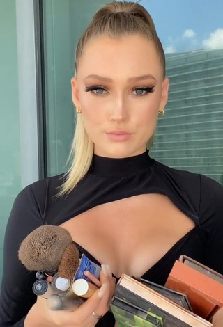 6. Hottie Meredith Duxbury Shows Cleavage in Black Crop Top