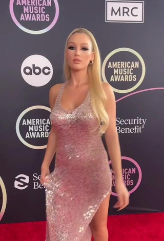 Adorable Meredith Duxbury Shows Cleavage in Seductive Dress