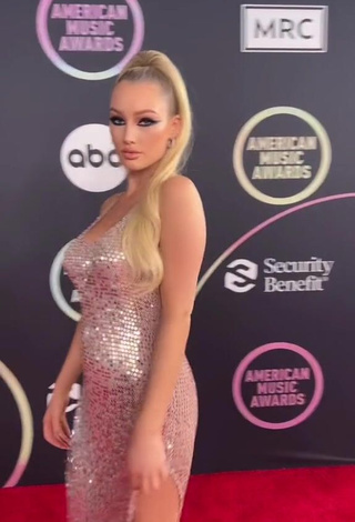 2. Adorable Meredith Duxbury Shows Cleavage in Seductive Dress