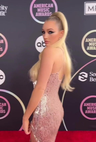 3. Adorable Meredith Duxbury Shows Cleavage in Seductive Dress