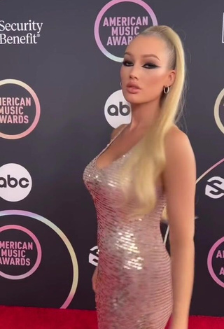 6. Adorable Meredith Duxbury Shows Cleavage in Seductive Dress