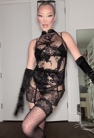6. Erotic Meredith Duxbury Shows Cleavage in Black Dress