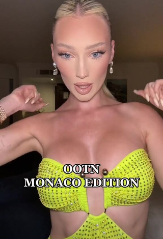 Beautiful Meredith Duxbury Shows Cleavage in Sexy Dress