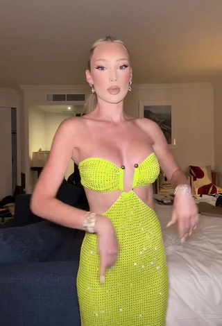3. Beautiful Meredith Duxbury Shows Cleavage in Sexy Dress