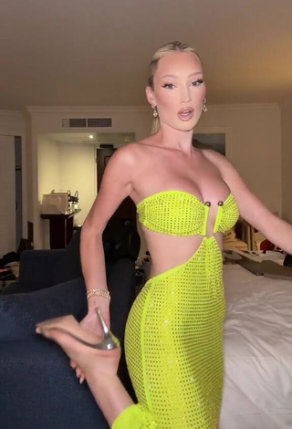 4. Beautiful Meredith Duxbury Shows Cleavage in Sexy Dress