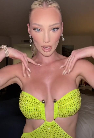6. Beautiful Meredith Duxbury Shows Cleavage in Sexy Dress
