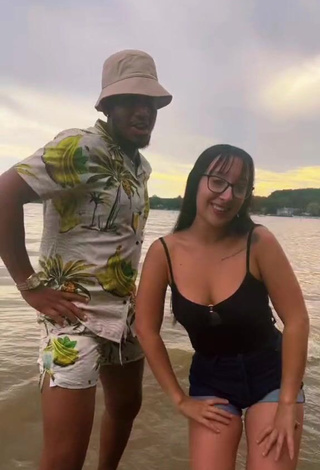 6. Sweet [мужчина]@miketoks Shows Cleavage in Cute Black Crop Top at the Beach