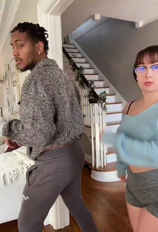 4. Sexy [мужчина]@miketoks Shows Butt