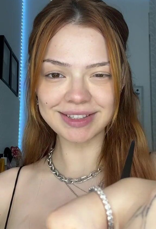 4. Sexy Mirta Miler Shows Cleavage