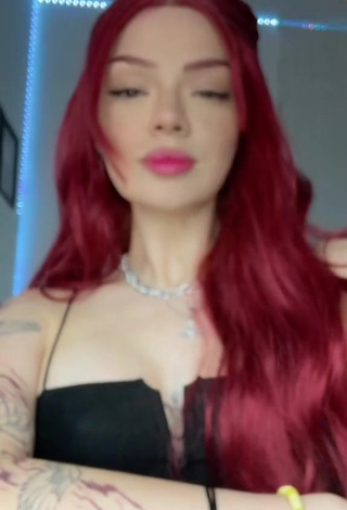 5. Sexy Mirta Miler Shows Cleavage
