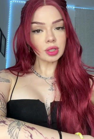 6. Sexy Mirta Miler Shows Cleavage