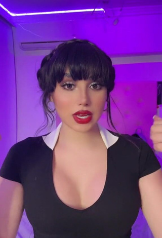 3. Mirandah Demonstrates her Sexy Decollete
