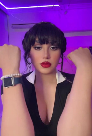 4. Mirandah Demonstrates her Sexy Decollete