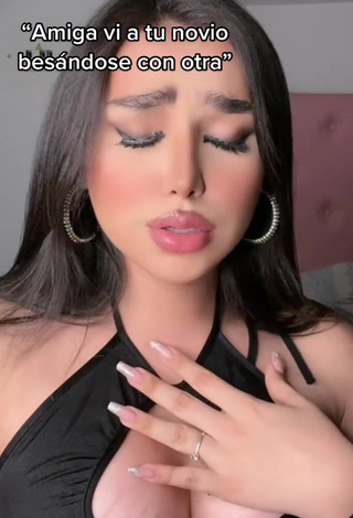 2. Mirandah Shows her Sexy Decollete