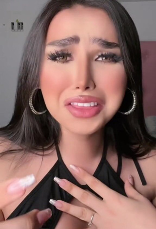 3. Mirandah Shows her Sexy Decollete