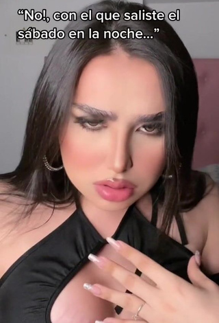 5. Mirandah Shows her Sexy Decollete
