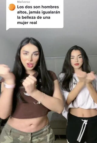 3. Mirandah Looks Hot in Crop Top