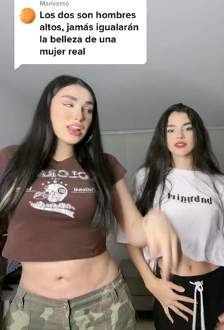 4. Mirandah Looks Hot in Crop Top