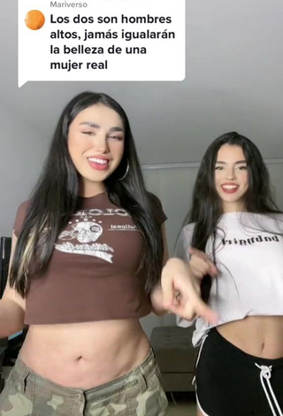 5. Mirandah Looks Hot in Crop Top