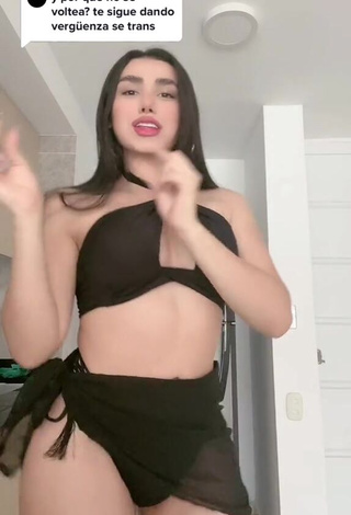 3. Amazing Mirandah Shows Cleavage in Hot Bikini Top