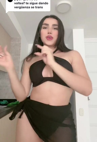 4. Amazing Mirandah Shows Cleavage in Hot Bikini Top