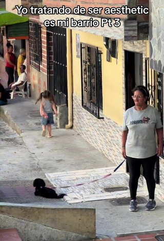 5. Amazing Mirandah Shows Cleavage in Hot White Crop Top