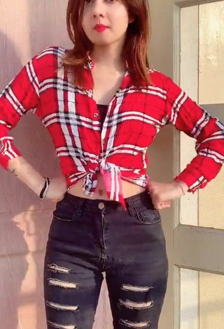 3. Hot Nisha Bhatt Shows Cleavage in Checkered Crop Top