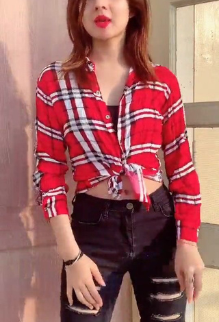 4. Hot Nisha Bhatt Shows Cleavage in Checkered Crop Top
